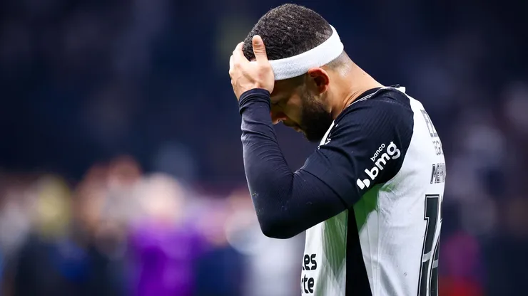 Corinthians pretende conversar com Memphis após reação durante derrota na Vila Belmiro, diz site — Foto Marcello ZambranaAGIF