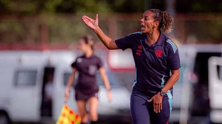Treinadora Rosana Augusto comanda treino do time feminino do Flamengo