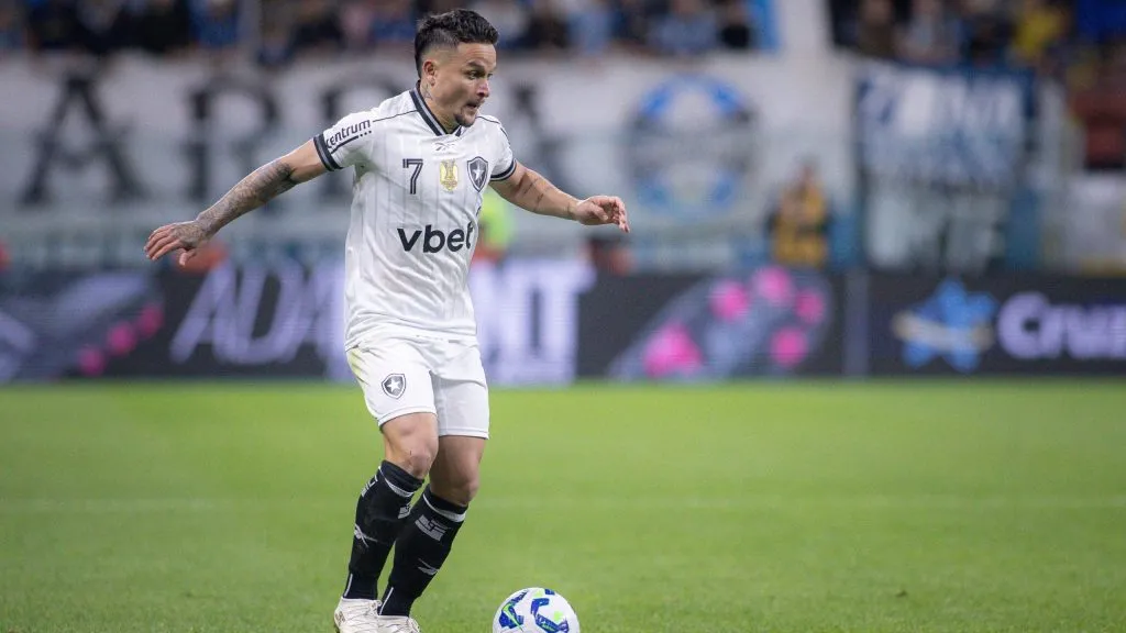 RS – PORTO ALEGRE – 24/09/2025 – BRASILEIRO A 2025, GREMIO X BOTAFOGO – Artur jogador do Botafogo durante partida contra o Gremio no estadio Arena do Gremio pelo campeonato Brasileiro A 2025. Foto: Maxi Franzoi/AGIF