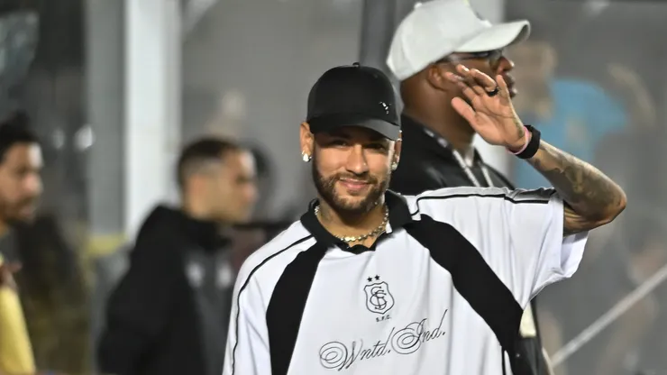 SP - SANTOS - 15/10/2025 - BRASILEIRO A 2025, SANTOS X CORINTHIANS - Neymar jogador do Santos antes da partida contra o Corinthians no estadio Vila Belmiro pelo campeonato Brasileiro A 2025. Foto: Jota Erre/AGIF