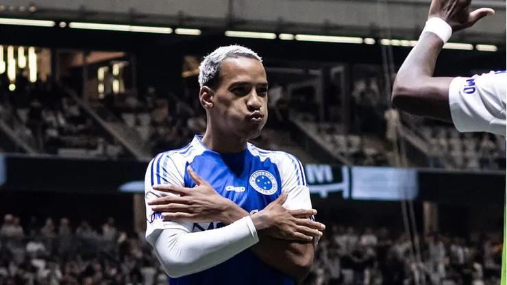 Matheus Pereira comemorando gol na Arena MRV