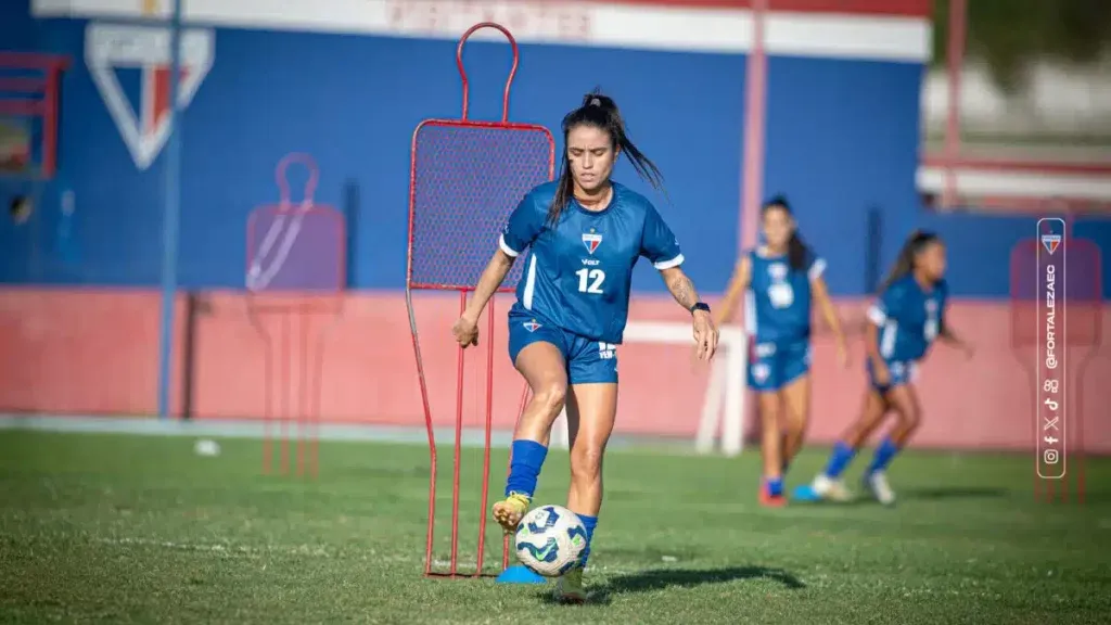 Jogadora do Fortaleza em campo