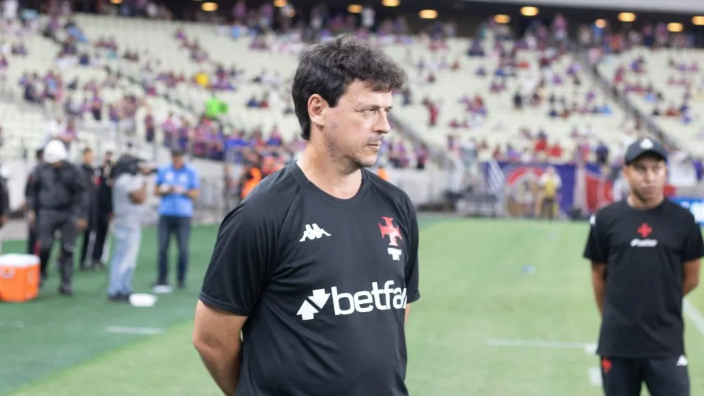 CE – FORTALEZA – 15/10/2025 – BRASILEIRO A 2025, FORTALEZA X VASCO – Diniz tecnico do Fortaleza durante partida contra o Vasco no estadio Arena Castelao pelo campeonato Brasileiro A 2025. Foto: Baggio Rodrigues/AGIF