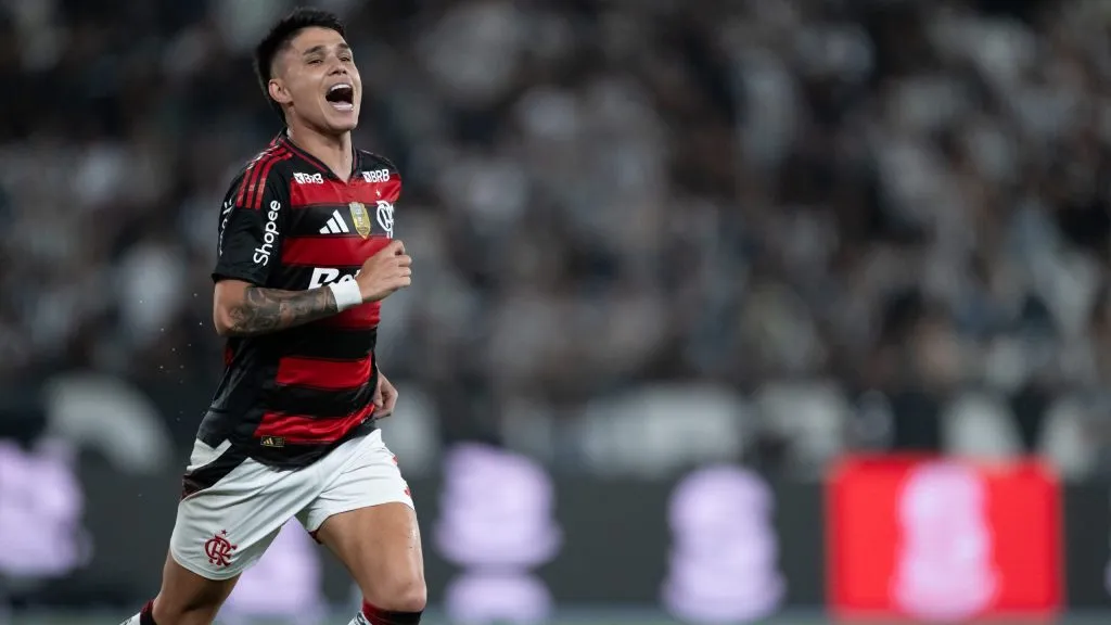 RJ – RIO DE JANEIRO – 15/10/2025 – BRASILEIRO A 2025, BOTAFOGO X FLAMENGO – Luiz Araujo jogador do Flamengo comemora seu gol durante partida contra o Botafogo no estadio Engenhao pelo campeonato Brasileiro A 2025. Foto: Jorge Rodrigues/AGIF