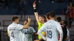 SP - BRAGANÇA PAULISTA - 04/10/2025 - BRASILEIRO A 2025, BRAGANTINO X GRÊMIO - Walter Kannemann jogador do Grêmio recebe cartão vermelho do árbitro durante partida contra o Bragantino no estádio Cícero De Souza Marques pelo campeonato Brasileiro A 2025