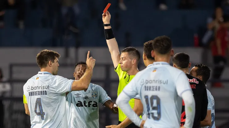 SP - BRAGANÇA PAULISTA - 04/10/2025 - BRASILEIRO A 2025, BRAGANTINO X GRÊMIO - Walter Kannemann jogador do Grêmio recebe cartão vermelho do árbitro durante partida contra o Bragantino no estádio Cícero De Souza Marques pelo campeonato Brasileiro A 2025