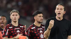 Filipe Luís ao lado de Arrascaeta.