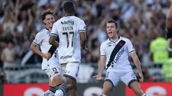 Rayan jogador do Vasco comemora seu gol com jogadores do seu time durante partida contra o Vitoria no estadio Sao Januario pelo campeonato Brasileiro A 2025. Foto: Jorge Rodrigues/AGIF
