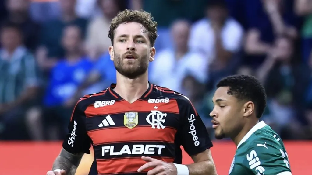 Foto: Marcello Zambrana/AGIF – Vitor Roque e Léo Pereira durante jogo no primeiro turno entre Fla e Verdão.