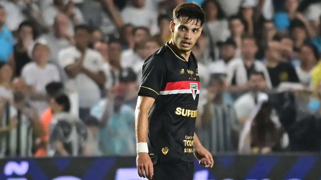 Bobadilla jogador do Sao Paulo durante partida contra o Santos no estadio Vila Belmiro pelo campeonato Brasileiro A 2025.  Foto: Jota Erre/AGIF