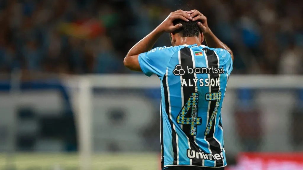 RS – PORTO ALEGRE – 13/04/2025 – BRASILEIRO A 2025, GREMIO X FLAMENGO – Alysson Edward jogador do Gremio lamenta durante partida contra o Flamengo no estadio Arena do Gremio pelo campeonato Brasileiro A 2025. Foto: Maxi Franzoi/AGIF