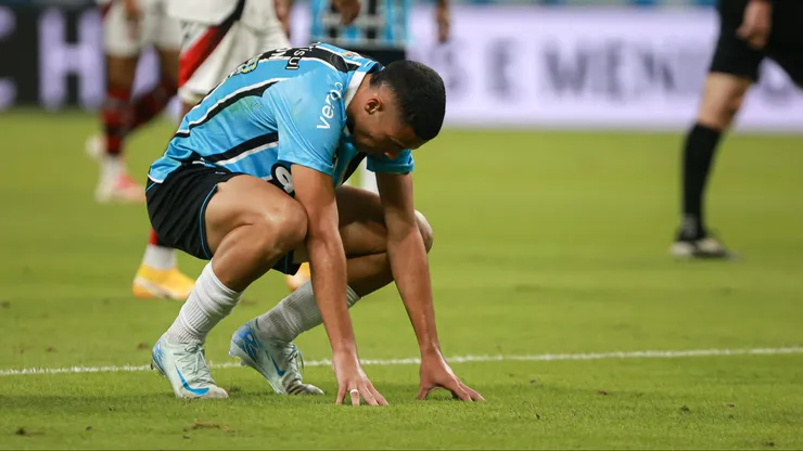 RS - PORTO ALEGRE - 13/04/2025 - BRASILEIRO A 2025, GREMIO X FLAMENGO - Alysson Edward jogador do Gremio lamenta durante partida contra o Flamengo no estadio Arena do Gremio pelo campeonato Brasileiro A 2025. Foto: Maxi Franzoi/AGIF