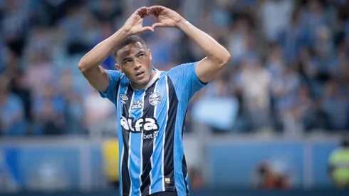 Carlos Vinicius, jogador do Grêmio, comemora seu gol durante partida contra o Sao Paulo no estadio Arena do Gremio pelo campeonato Brasileiro A 2025. Foto: Maxi Franzoi/AGIF