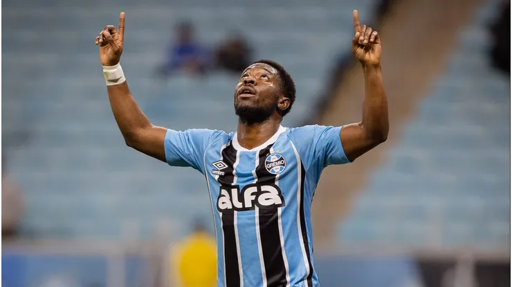 RS - PORTO ALEGRE - 08/07/2025 - RECOPA GAUCHA 2025, GREMIO X SAO JOSE - Francis Amuzu jogador do Gremio comemora seu gol durante partida contra o Sao Jose no estadio Arena do Gremio pelo campeonato Recopa Gaucha 2025. Foto: Cristiano Junior/AGIF