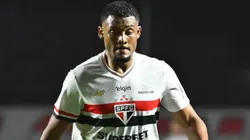 Sabino cometeu pênalti em Edenilson. Foto: Jota Erre/AGIF