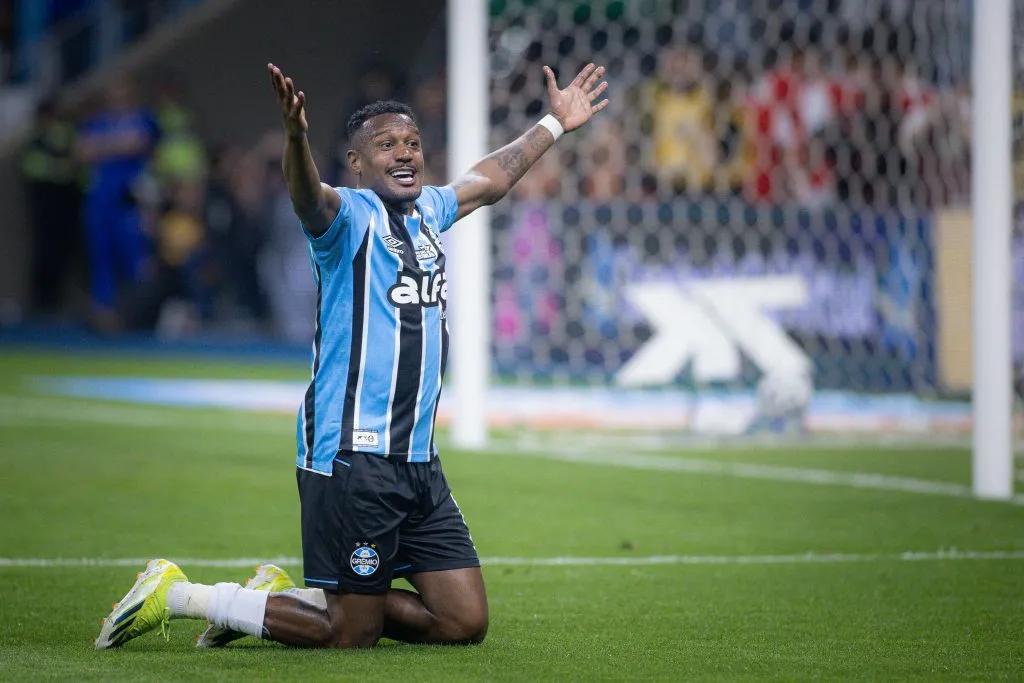 Edenilson foi um dos melhores em campo contra o São Paulo e foi defendido por Mano Menezes – Foto: Maxi Franzoi/AGIF