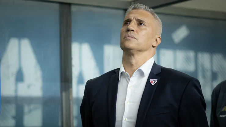 Hernán Crespo, técnico do São Paulo durante partida contra o Grêmio no estádio Arena do Grêmio pelo campeonato Brasileiro A 2025. Foto: Maxi Franzoi/AGIF