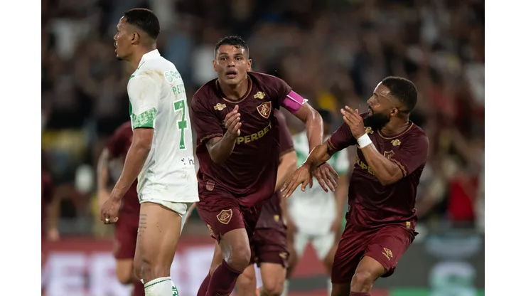 RJ - RIO DE JANEIRO - 16/10/2025 - BRASILEIRO A 2025, FLUMINENSE X JUVENTUDE - Thiago Silva jogador do Fluminense comemora seu gol com Samuel Xavier jogador da sua equipe durante partida contra o Juventude no estadio Maracana pelo campeonato Brasileiro A 2025. Foto: Jorge Rodrigues/AGIF