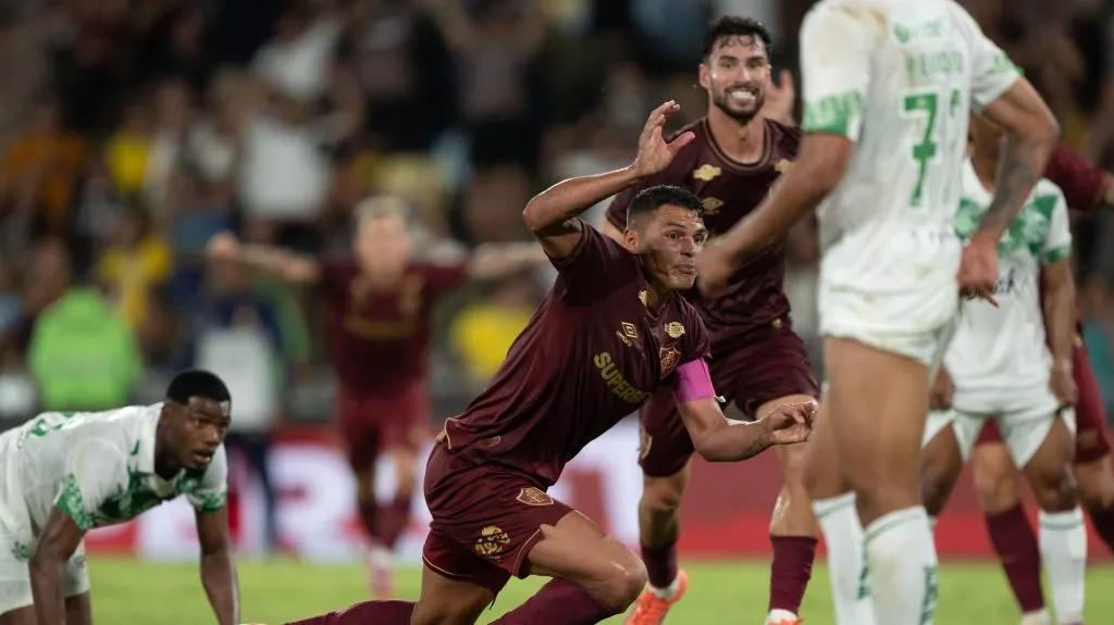 Thiago Silva marca gol da vitória do Fluminense. Foto: Jorge Rodrigues/AGIF