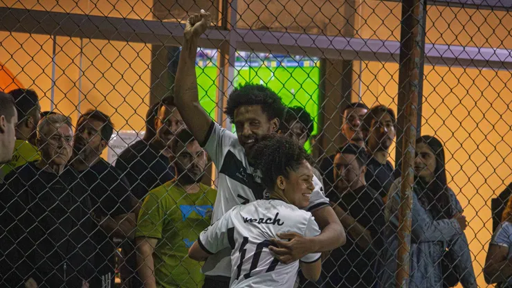 Thiago Barbosa comemora seu gol com Tamires Jardim, na vitória da GALERIA