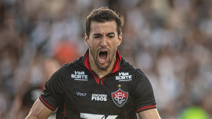 Cáceres comemorando gol anotado diante do Vasco