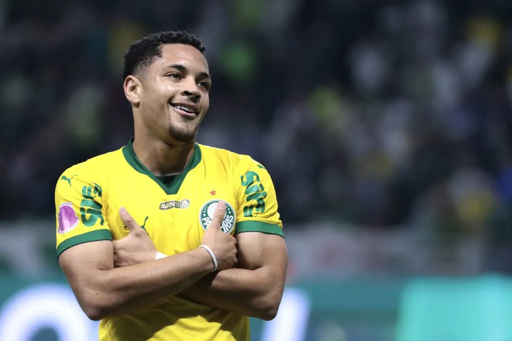 Vitor Roque jogador do Palmeiras comemora seu gol durante partida contra o Bragantino no estadio Arena Allianz Parque pelo campeonato Brasileiro A 2025. Foto: Marcello Zambrana/AGIF