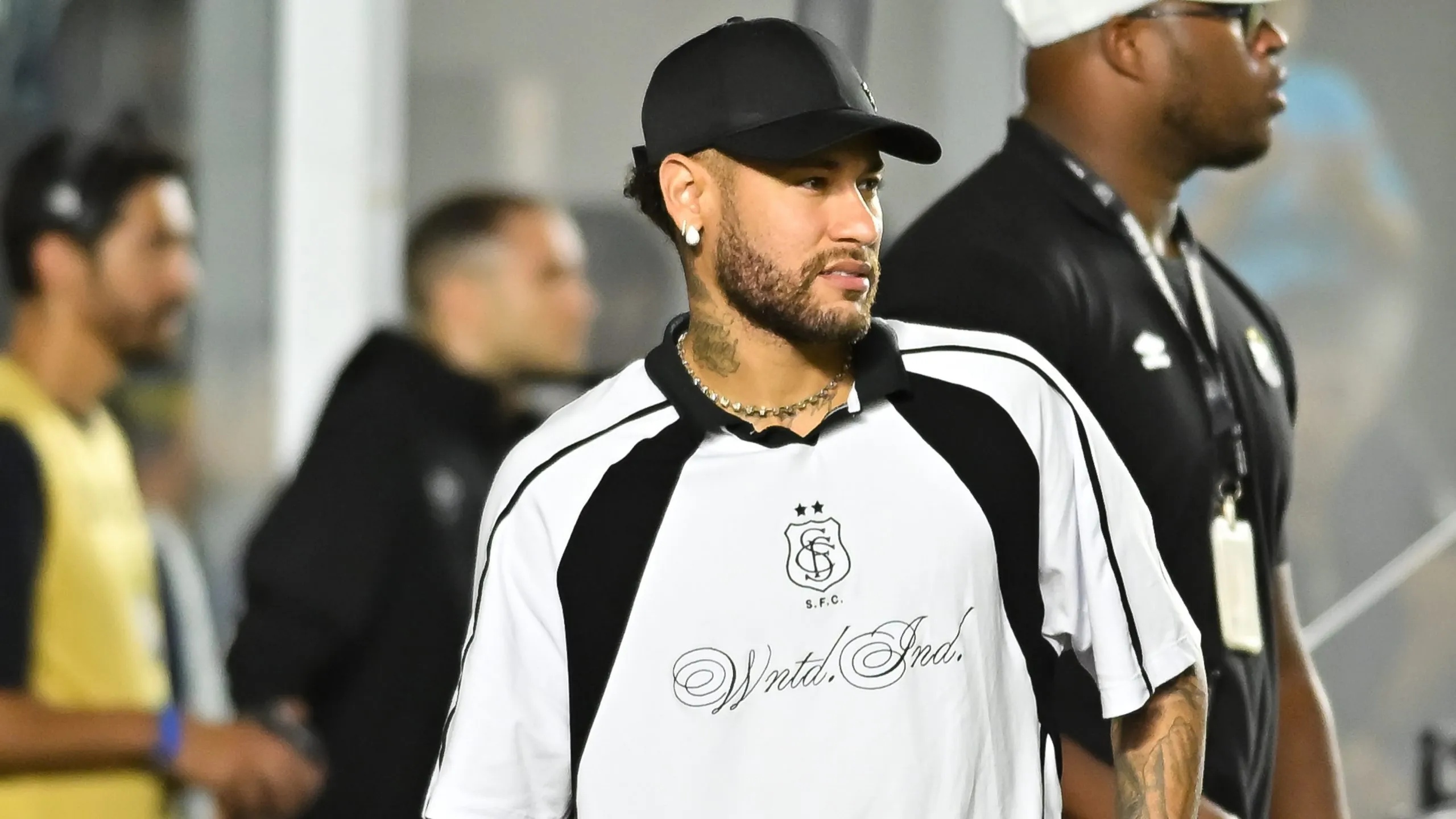 Neymar jogador do Santos antes da partida contra o Corinthians no estadio Vila Belmiro pelo campeonato Brasileiro A 2025. Foto: Jota Erre/AGIF