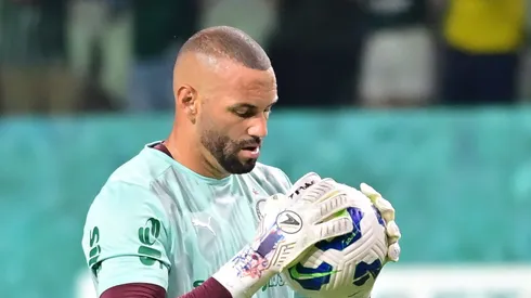 SP - SAO PAULO - 20/09/2025 - BRASILEIRO A 2025, PALMEIRAS X FORTALEZA - Weverton jogador do Palmeiras durante aquecimento antes da partida contra o Fortaleza no estadio Arena Allianz Parque pelo campeonato Brasileiro A 2025.