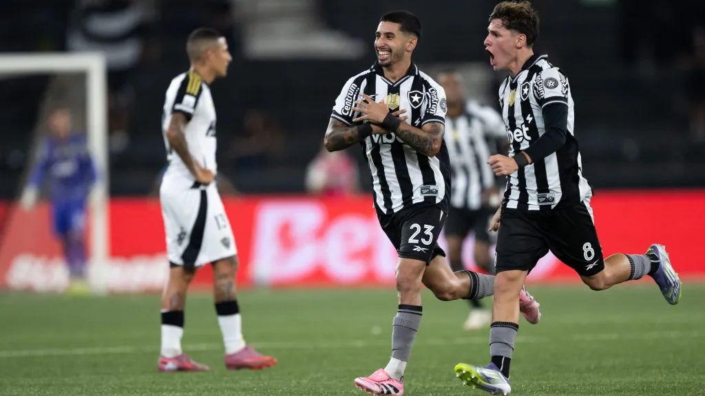 Santi comemorando seu gol junto com Montoro em partida contra o Atlético-MG no Nilton Santos. Foto: Jorge Rodrigues/AGIF