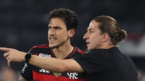 Camisa 9 recebendo instruções do técnico do Fla.