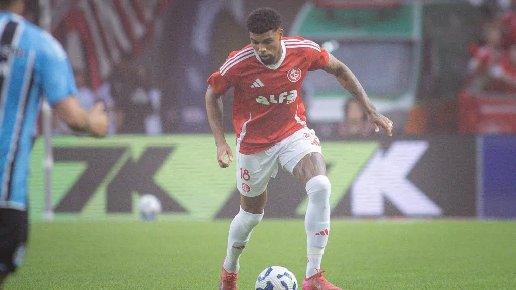 Juninho deve retornar ao time titular do Colorado – Foto: Maxi Franzoi/AGIF