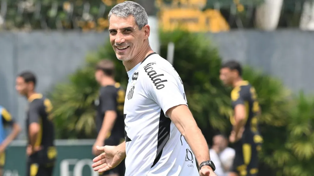 SP – SANTOS – 17/10/2025 – SANTOS, TREINO – Vojvoda tecnico do Santos durante treino no Centro de Treinamento CT Rei Pele. Foto: Jota Erre/AGIF