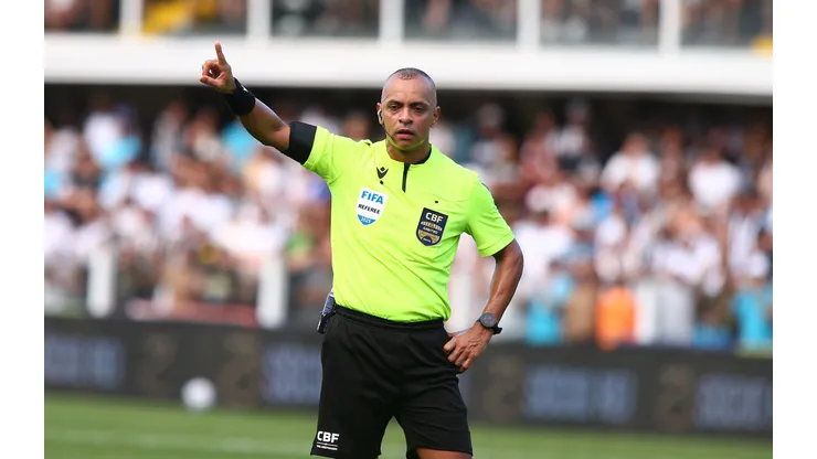 SP - SANTOS - 31/08/2025 - BRASILEIRO A 2025, SANTOS X FLUMINENSE - O arbitro Wilton Pereira Sampaio durante partida entre Santos e Fluminense no estadio Vila Belmiro pelo campeonato Brasileiro A 2025. Foto: Mauricio De Souza/AGIF