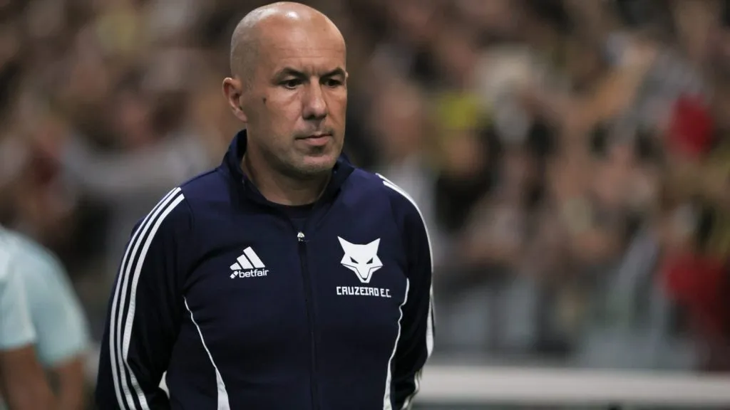 MG – BELO HORIZONTE – 15/10/2025 – BRASILEIRO A 2025, ATLETICO-MG X CRUZEIRO – Leonardo Jardim tecnico do Cruzeiro durante partida contra o Atletico-MG no estadio Arena MRV pelo campeonato Brasileiro A 2025. Foto: Gilson Lobo/AGIF