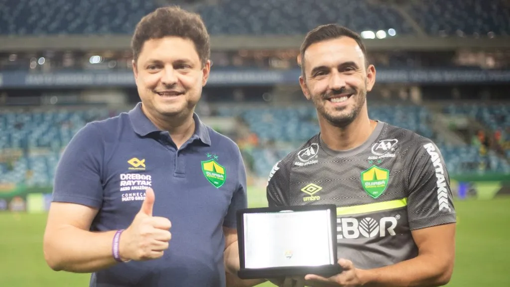 MT – CUIABA – 06/12/2023 – BRASILEIRO A 2023, CUIABA X ATHLETICO-PR – Uendel jogador do Cuiaba e homenageado pelo presidente do Cuiaba, Cristiano Dresch, antes da partida contra o Athletico-PR no estadio Arena Pantanal, em seu ultimo jogo como profissional. Foto: Gil Gomes/AGIF