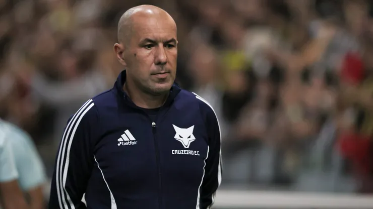 Leonardo Jardim técnico do Cruzeiro durante partida contra o Atletico-MG na Arena MRV pelo campeonato Brasileiro A 2025. Foto: Gilson Lobo/AGIF
