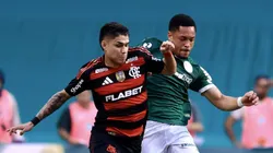 Luiz Araújo em disputa bola com Vitor Roque.