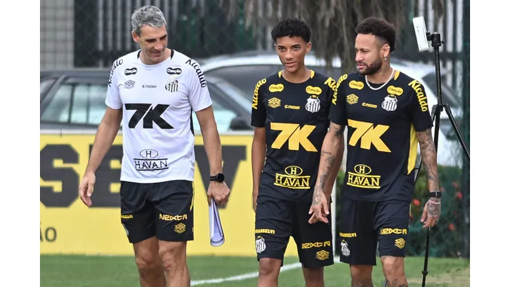 Vojvoda com Neymar e Robinho Júnior no CT. Foto: Jota Erre/AGIF
