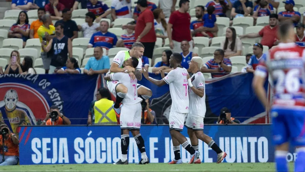 Jogadores do Vasco comemoram durante partida contra o Fortaleza no estadio Arena Castelão pelo campeonato Brasileiro A 2025. Foto: Baggio Rodrigues/AGIF