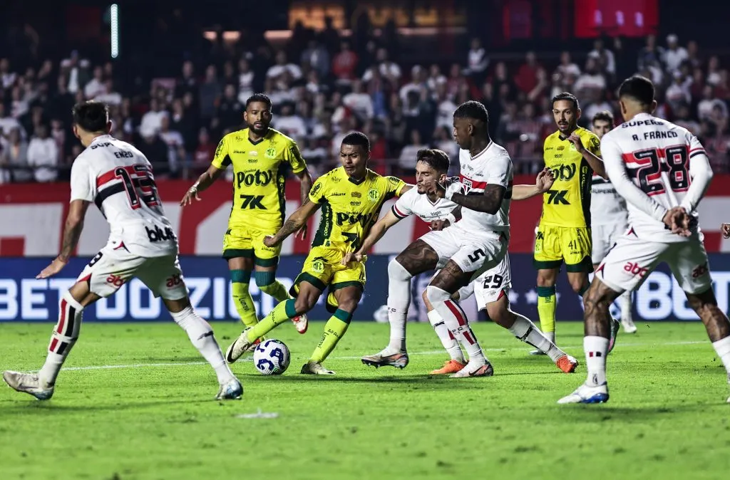 Negueba, jogador do Mirassol, durante partida contra o São Paulo, no estadio Morumbi pelo campeonato Brasileiro A 2025. Foto: Fabio Giannelli/AGIF