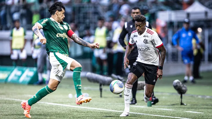 SP - SAO PAULO - 21/04/2024 - BRASILEIRO A 2024, PALMEIRAS X FLAMENGO - Gustavo Gomez jogador do Palmeiras disputa lance com Bruno Henrique jogador do Flamengo durante partida no estadio Arena Allianz Parque pelo campeonato Brasileiro A 2024. Foto: Leonardo Lima/AGIF
