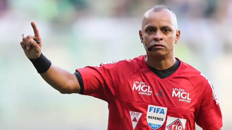 MG - BELO HORIZONTE - 22/02/2025 - MINEIRO 2025, AMERICA-MG X CRUZEIRO - O arbitro Wilton Pereira Sampaio durante partida entre America-MG e Cruzeiro no estadio Independencia pelo campeonato Mineiro 2025. Foto: Gilson Lobo/AGIF