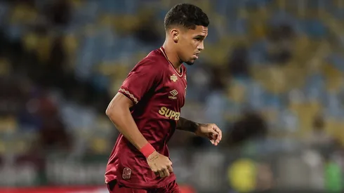 Riquelme deu sua primeira assistência como profissional. Foto: Lucas Merçon/Fluminense FC