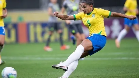 Debinha atuando pela Seleção. Foto: Divulgação/CBF