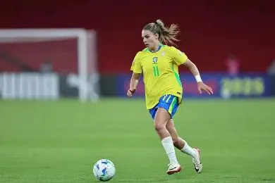 Gio Garbelini vestindo a Amarelinha. Foto: Lívia Villas Boas/CBF