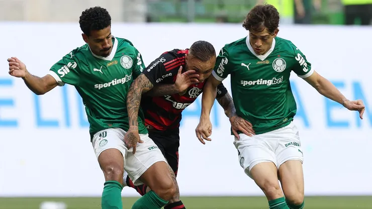 Os jogadores Lucas Evangelista e Agustín Giay (D), da SE Palmeiras, disputam bola com o jogador do CR Flamengo, durante partida válida pela décima rodada, do Campeonato Brasileiro, Série A, na arena Allianz Parque. (Foto: Cesar Greco/Palmeiras/by Canon)