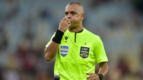 O arbitro Wilton Pereira Sampaio durante partida entre Flamengo e Palmeiras no estadio Maracana pelo campeonato Brasileiro A 2024. Foto: Thiago Ribeiro/AGIF