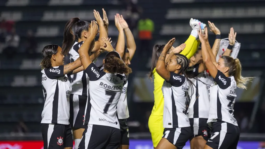 Jogadoras do Corinthians celebram gol na Libertadores