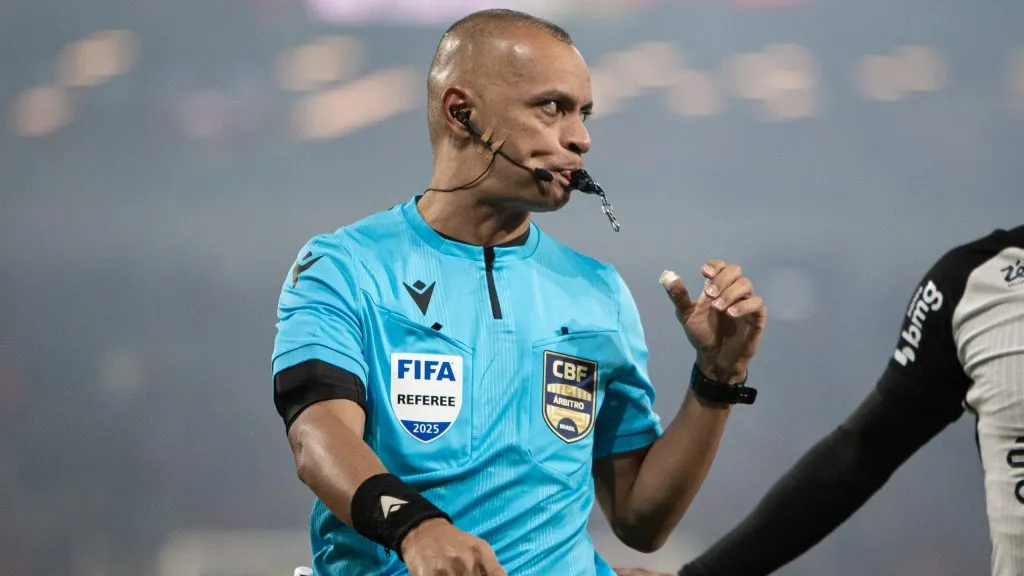 PR – CURITIBA – 27/08/2025 – COPA DO BRASIL 2025, ATHLETICO-PR X CORINTHIANS – O arbitro Wilton Pereira Sampaio durante partida entre Athletico-PR e Corinthians no estadio Arena da Baixada pelo campeonato Copa Do Brasil 2025. Foto: Giovani Baccin/AGIF