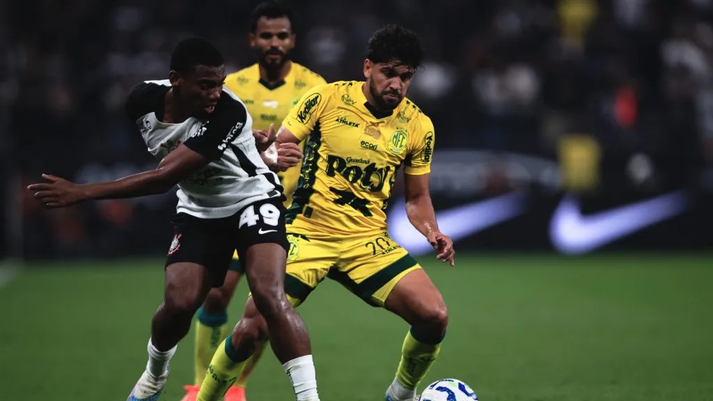 André Luiz disputando lance. Foto: Ettore Chiereguini/AGIF